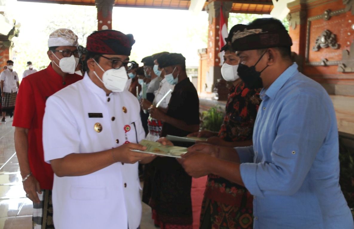 podiumnews.com-Bupati Tabanan Serahkan Sertifikat Tanah untuk Masyarakat